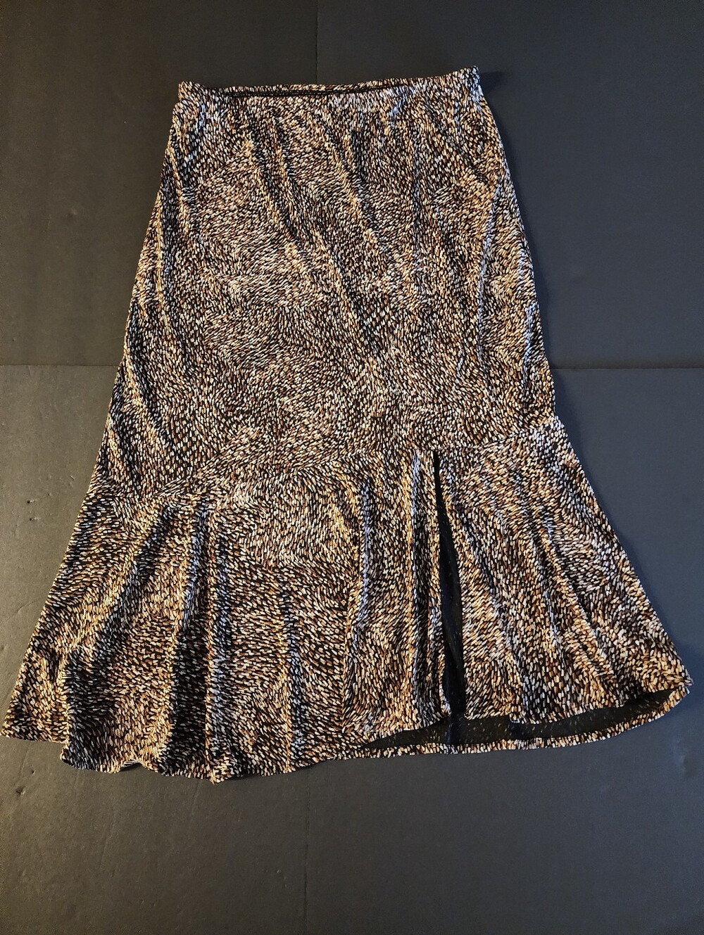 Excellent D.F.A New York Skirt, W-Med, Abstract Browns Color Print, Front Slit